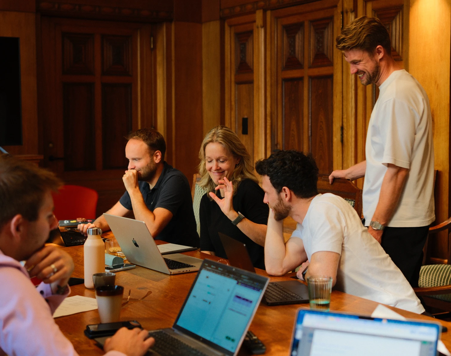 Het Captain-team aan tafel met een klant tijdens het adoptietraject